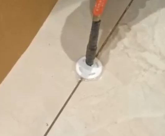 增城瓷砖空鼓维修公司专业解答瓷砖在铺贴过程中，如果没有涂抹均匀到位的粘结材料（如水泥砂浆或瓷砖胶），可能会导致以下问题